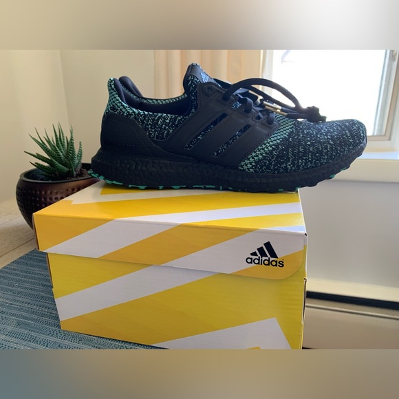 Brand new in box, rare, (sold out)ADIDAS Ultra Boost running shoes 🖤Men size 10 - Picture 8 of 9